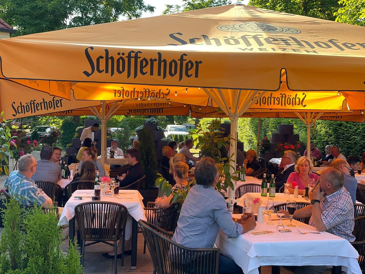 Gut besuchte Sommerterrasse des La Bocca